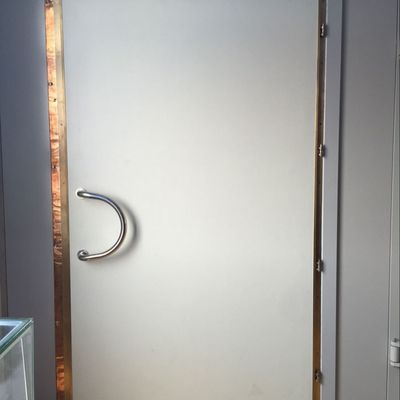 カスタマイズ可能な寸法 14KHz ～ 40GHz のシールド周波数を備えた銅および真鍮の MRI RF シールド ドア