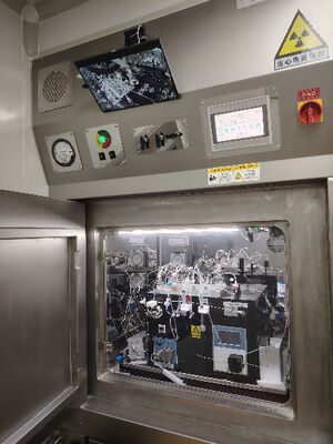 強化された核放射線保護とエルゴノミックな設計のために,電化鋼鉛シートを持つA級ホットセル