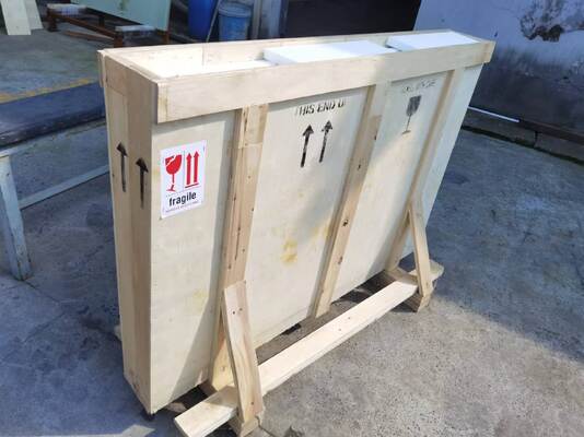 Smooth Edge Type X Ray Lead Glass Polished Surfacefinish Typically 30-60 Percent Lead Oxide Radiation Shielding Glass Panels