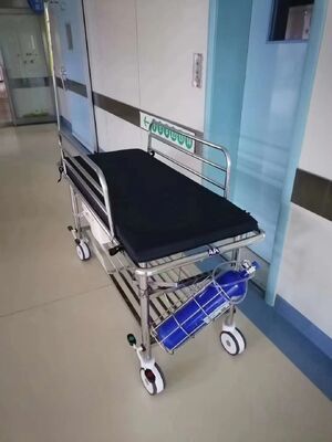 最大荷重 240 kg と安全な患者搬送のための全周ゴムバンパーを備えた非磁性医療用ストレッチャー