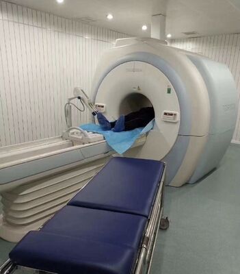 防水式折りたたむ式非磁気ストレッチャー 240 kg 最大負荷 MRI と医療用